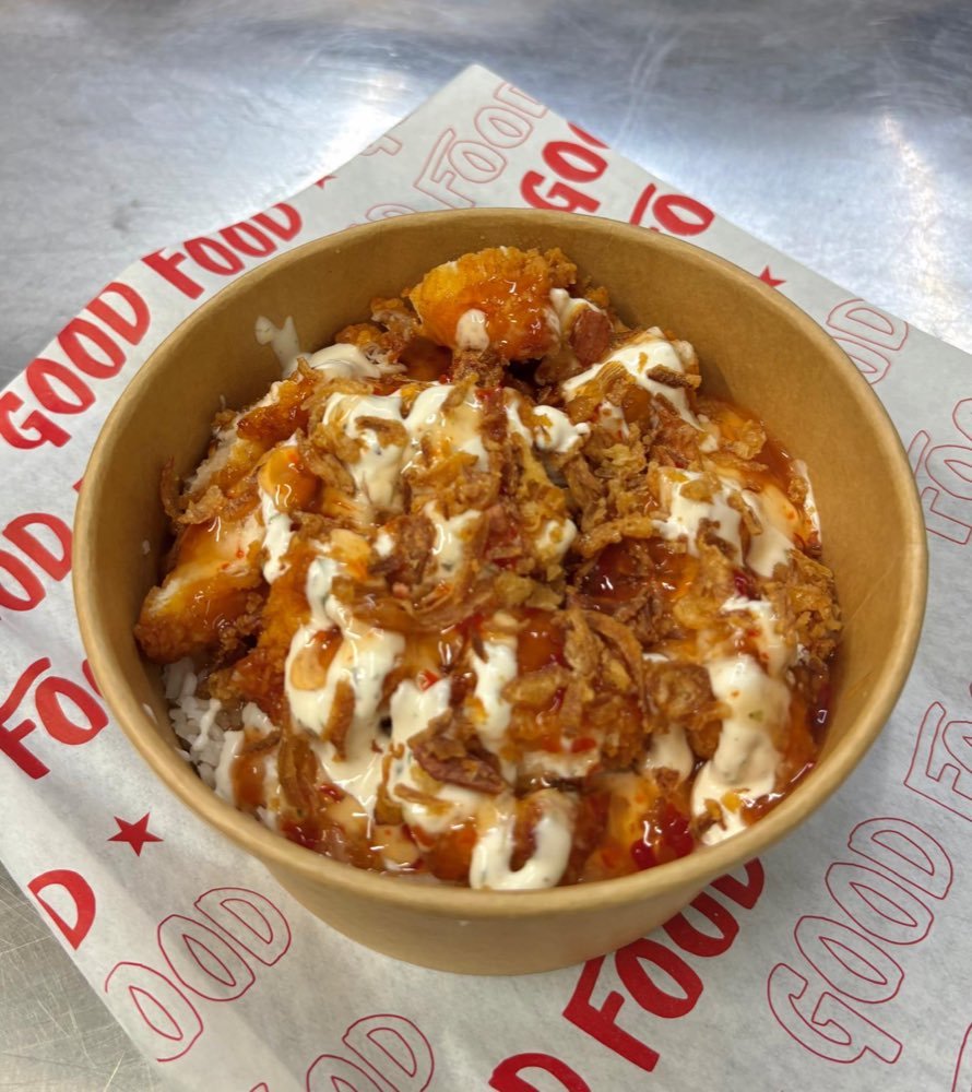 Cuenco de pollo crujiente con arroz, salsas y cebolla frita