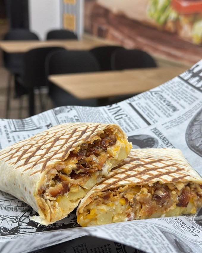 Taco a la plancha de El Pollo a la Brasa, relleno de carne, queso y patatas