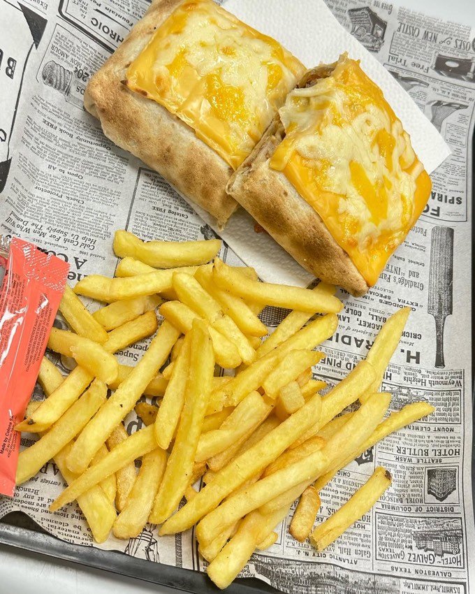 Taco gratinado con queso fundido, con patatas fritas